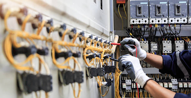 Professional Electrician technician working in Berkley, MI